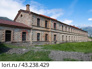 Старинное здание казармы Ахтинской крепости солнечным майским днем. Ахты, Дагестан (2024 год). Стоковое фото, фотограф Виктор Карасев / Фотобанк Лори