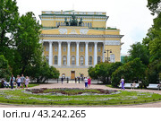 Город Санкт-Петербург. Вид на Пушкинский (Александрийский) театр (2023 год). Стоковое фото, фотограф Александр Тараканов / Фотобанк Лори