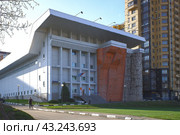 Спортивно-оздоровительный центр и скалодром МИТХТ МИРЭА на проспекте Вернадского в Москве. Солнечный день (2023 год). Редакционное фото, фотограф Александр Кузнецов / Фотобанк Лори