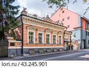 Улица Пречистенка, Гагаринский переулок, Дом Н.Г. Фалеева, посольство Абхазии, Москва (2023 год). Редакционное фото, фотограф Baturina Yuliya / Фотобанк Лори