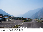 Взлетно-посадочная полоса в аэропорту города Лукла в Непале, самый опасный аэропорт (2024 год). Редакционное фото, фотограф Марина Малыгина / Фотобанк Лори