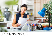 Business woman prepares and signs important documents in office. Стоковое фото, фотограф Яков Филимонов / Фотобанк Лори