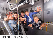 Family scaring and showing attacking claws in quest room. Стоковое фото, фотограф Яков Филимонов / Фотобанк Лори