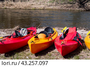 Kayak on the river bank. Active pastime of the weekend. Sports tourism. Kayak rafting in the spring. Kayaks made of yellow and red plastic. Стоковое фото, фотограф Zima Nadezhda / Фотобанк Лори