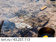 Bake the fish on the fire. Bake fish on a barbecue. Bake flounder on a grill. Стоковое фото, фотограф Zima Nadezhda / Фотобанк Лори