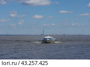 СПК "Метеор-158" готовится к заходу в Петродворцовую гавань (2018 год). Редакционное фото, фотограф Алексей Иванов / Фотобанк Лори
