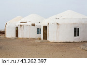 Yurt camp near Ayaz Qala fortress in Kyzylkum desert. Стоковое фото, фотограф Юлия Белоусова / Фотобанк Лори