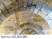 Большой сводчатый зал старой крепости. Large ancient vaulted hall of old fortress. (2019 год). Стоковое фото, фотограф Татьяна Д / Фотобанк Лори