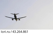 MOSCOW , RUSSIA, June 10, 2023: The Commercial passenger airplane flying overhead on sunny day on June 10, 2023 in Moscow, Russia. Стоковое фото, фотограф Фотограф / Фотобанк Лори