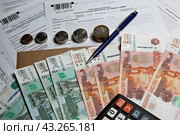 Концепция изменения системы налогообложения. Монеты и российские рубли лежат в порядке увеличения их номинальной стоимости. (2024 год). Редакционное фото, фотограф Елена Баранова / Фотобанк Лори