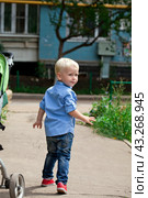 Blonde baby boy шт blue shirt and jeans. Стоковое фото, фотограф Андрей Аркуша / Фотобанк Лори