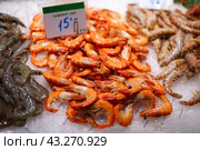 La Boqueria market, Barcelona 25 September 2018. Shrimp sales. Стоковое фото, фотограф Артём Кудрявцев / Фотобанк Лори