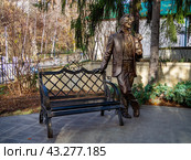 Памятник певцу во дворе дома музея Ф.И.Шаляпина, город Кисловодск (2023 год). Редакционное фото, фотограф Вячеслав Палес / Фотобанк Лори