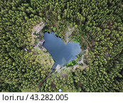 Урал. Парк Бажовские места, озеро "Тальков камень" (2022 год). Редакционное фото, фотограф Антон Пятилышнов / Фотобанк Лори