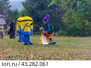 Kamennomostsky, Russia - September 1, 2018: Holiday day of the village Kamennomostsky with animators and children's playgrounds and competitions in the park in the fall. Редакционное фото, фотограф Андрей С / Фотобанк Лори
