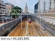 Московские центральные диаметры (МЦД) в районе Басманного тупика. Город Москва (2024 год). Редакционное фото, фотограф Илюхина Наталья / Фотобанк Лори
