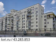 Москва. Басманный тупик, 10/12. Жилой дом кооператива Обрабстрой. Построен в 1931 году (2024 год). Стоковое фото, фотограф Илюхина Наталья / Фотобанк Лори