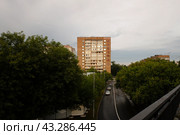 Жилой дом (башня Вулыха) в районе Коптево, Москва. Солнечный летний вечер. (2021 год). Стоковое фото, фотограф Александр Кузнецов / Фотобанк Лори