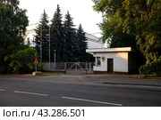 Посольство Ливии в России, улица Мосфильмовская, Москва. Солнечный летний вечер. (2021 год). Стоковое фото, фотограф Александр Кузнецов / Фотобанк Лори