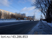 Проезд Серебрякова возле станции метро Ботанический сад на севере Москвы. Солнечный зимний день. (2021 год). Стоковое фото, фотограф Александр Кузнецов / Фотобанк Лори