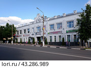Среднерусский банк Сбербанка России, Ногинское отделение, офисное здание в центре Ногинска. Солнечный летний день. (2020 год). Редакционное фото, фотограф Александр Кузнецов / Фотобанк Лори