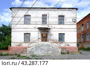 Старое здание стоматологической поликлиники в городе Михайлов Рязанской области. Солнечный летний день. (2021 год). Стоковое фото, фотограф Александр Кузнецов / Фотобанк Лори