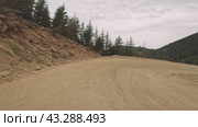 Video shows travel on highland road, revealing landscapes. Perfect for highlighting travel experiences and scenic routes, showcasing natural beauty and adventure (2024 год). Редакционное видео, видеограф ILIA GOROKHOV / Фотобанк Лори
