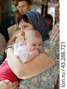 Russia Samara June 25, 2011: Orthodox parishioners came to baptize their babies in the church. Редакционное фото, фотограф Акиньшин Владимир / Фотобанк Лори