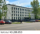 Городская поликлиника № 175 — филиал № 3. Четырёхэтажное здание серии VII-40. Построено в 1974 году. Улица Молостовых, 1г. Район Ивановское. Город Москва (2023 год). Редакционное фото, фотограф lana1501 / Фотобанк Лори