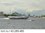 Пассажирское судно на подводных крыльях - Метеор-209 компании Водоходъ на Неве в Санкт-Петербурге ( июнь 2022 год). Вид с набережной Кутузова. Редакционное фото, фотограф Юлия Кутыгина / Фотобанк Лори