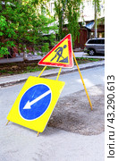 Road work and detour sign on the city road in sunny day. Road works sign at the city street. Стоковое фото, фотограф FotograFF / Фотобанк Лори