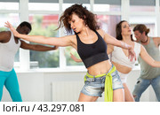 Girl in heels conducts lessons and teaches strip plasticity to visitors of dance. Стоковое фото, фотограф Яков Филимонов / Фотобанк Лори