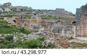 Scenic view of Licinius Sura Baths, well-preserved Roman ruins in Dougga, surrounded by spring greenery in Tunisia against cloudy backdrop. Стоковое видео, видеограф Яков Филимонов / Фотобанк Лори