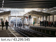 Станция метро Кутузовская, Московский метрополитен, Москва, Россия. Пассажиры ожидают прибытия поезда метро на железнодорожных платформах. (2023 год). Редакционное фото, фотограф Андрей Степанов / Фотобанк Лори