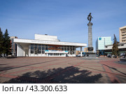 Красноярский театр оперы и балета имени Д. А. Хворостовского, город Красноярск, Красноярский край, Россия. Вид с Театральной площади на здание театра и Колонну Аполлона. На фасаде Георгиевская лента в форме большой буквы Z. (2023 год). Редакционное фото, фотограф Андрей Степанов / Фотобанк Лори