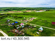 Маленькое сибирское село Новолушниково (Барабаново) в долине реки Суенги. Вид с высоты птичьего полёта. Новосибирская область, Маслянинский район, Западная Сибирь России. (2024 год). Стоковое фото, фотограф Евгений Мухортов / Фотобанк Лори