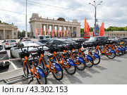 Moscow, Russia - May 9. 2024. Velobike - city bike rental with VTB Bank logo near Gorky Park. Редакционное фото, фотограф Володина Ольга / Фотобанк Лори