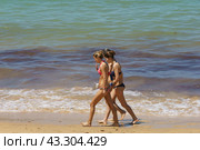 Сан-Себстьян, Испания - 15/06/2019 -  Люди на пляже. Редакционное фото, фотограф YuryKara / Фотобанк Лори