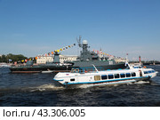 Прогулочный корабль с туристами проплывает по реке Неве в доль военного корабля в день ВМФ (2014 год). Редакционное фото, фотограф Константин Сергеевич Синявин / Фотобанк Лори