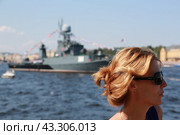 Портрет молодой девушки в солнечных очках на фоне Военных кораблей стоящих на рейде в акватории реки Невы. Военно-морской парад в Санкт-Петербурге на день ВМФ. (2014 год). Редакционное фото, фотограф Константин Сергеевич Синявин / Фотобанк Лори