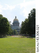 Лужайка перед Исаакиевским Собором в Санкт-Петербурге (2014 год). Редакционное фото, фотограф Константин Сергеевич Синявин / Фотобанк Лори