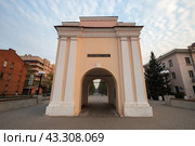 Тарские ворота, город Омск, Омская область, Сибирь, Россия. Тарские ворота Омской крепости – один из архитектурных символов Омска. Над аркой надпись «Тарскiя : 1799». Туристическая историческая достопримечательность. Редакционное фото, фотограф Андрей Степанов / Фотобанк Лори