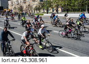 Московский весенний велофестиваль (2024). Толпы людей на велосипедах с детьми едут по Садовому Кольцу. / Moscow spring cycling festival. Редакционное фото, фотограф Iva Noel / Фотобанк Лори