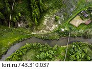 Село Суенга, река Суенга. Местная достопримечательность - суенгинская тропа. Вид с высоты птичьего полёта. Новосибирская область, Маслянинский район, Западная Сибирь России. (2024 год). Стоковое фото, фотограф Евгений Мухортов / Фотобанк Лори