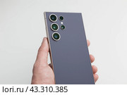 Современный премиум смартфон с множество камер в руке. Стоковое фото, фотограф Станислав Кноп / Фотобанк Лори