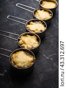 Жульен. Блюдо французской кухни из курицы, грибов и сыра, со сливочным соусом подаваемое в небольшой порционной посуде. Французские рецепты. Малая глубина резкости. Стоковое фото, фотограф Андрей Пустякин / Фотобанк Лори