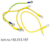 Провода заземления с электрическими клеммами на белом фоне. Ground wires with electrical terminals on a white background. Стоковое фото, фотограф Татьяна Д / Фотобанк Лори