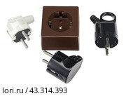 Электрическая розетка и электрические вилки на белом фоне. Electrical plug and electric socket on white background. Стоковое фото, фотограф Татьяна Д / Фотобанк Лори