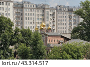 Золотые купола церкви святителя Николы на Берсеневке в районе Якиманки. Двор знаменитого  "Дома на набережной". Москва. (2024 год). Редакционное фото, фотограф Сергей Никифоров-Гордеев / Фотобанк Лори