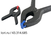 Пластмассовые зажимы на белом фоне. C clamps on white background. Стоковое фото, фотограф Татьяна Д / Фотобанк Лори